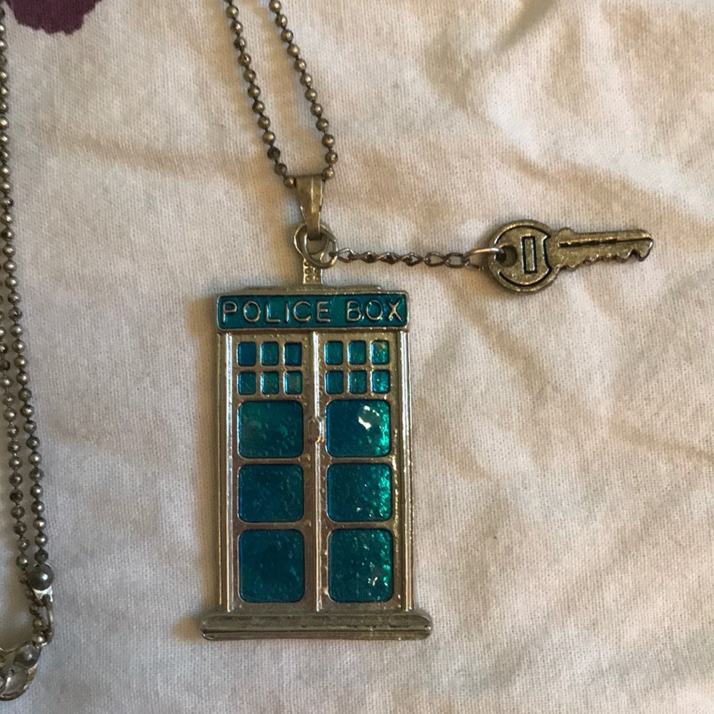 Doctor who tardis with key silver necklace